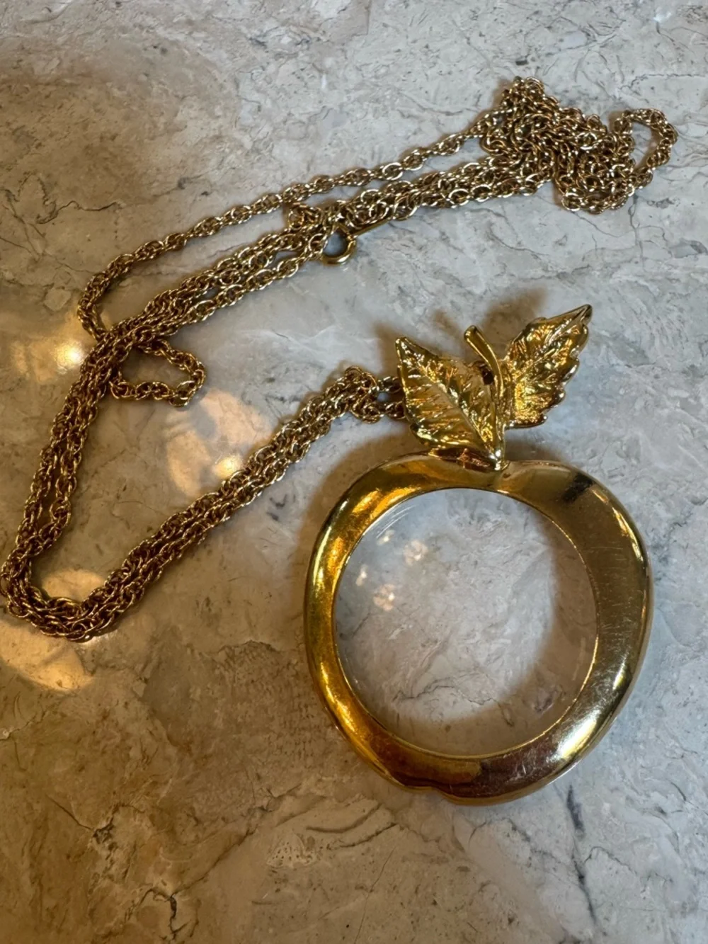 Avon Vintage Apple magnifying Apple Pendant Necklace - Picture 1 of 2